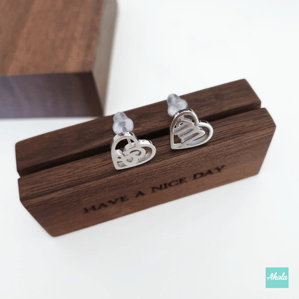 SP052 Platinum Plated Sterling Silver Heart Shape Alphabet Earring 純銀心形字母耳環 - Ahola