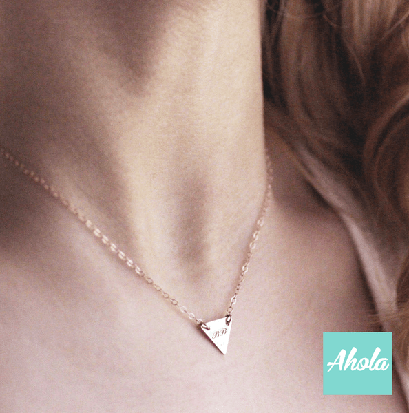 SP030 Dainty Sterling Sliver Dainty  Engrave Triangle Necklace  📣此產品新年/情人節前出貨已截單, 由1月15號至2月26號落單將會在3月中/尾寄出 - Ahola