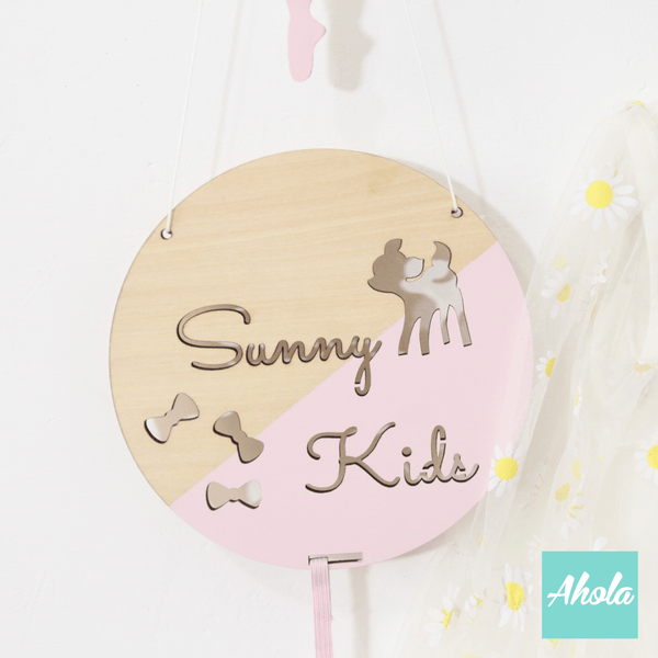 【WS002】Wooden name sign with elastic string 木製名字掛牌 (可掛頭夾/相片) 📣由於農曆新年假期關係, 此產品最遲在1月20號落單/付款, 2月10號左右完成寄出, 而1月21號至2月14號落單將會在3月頭/中寄出 - Ahola